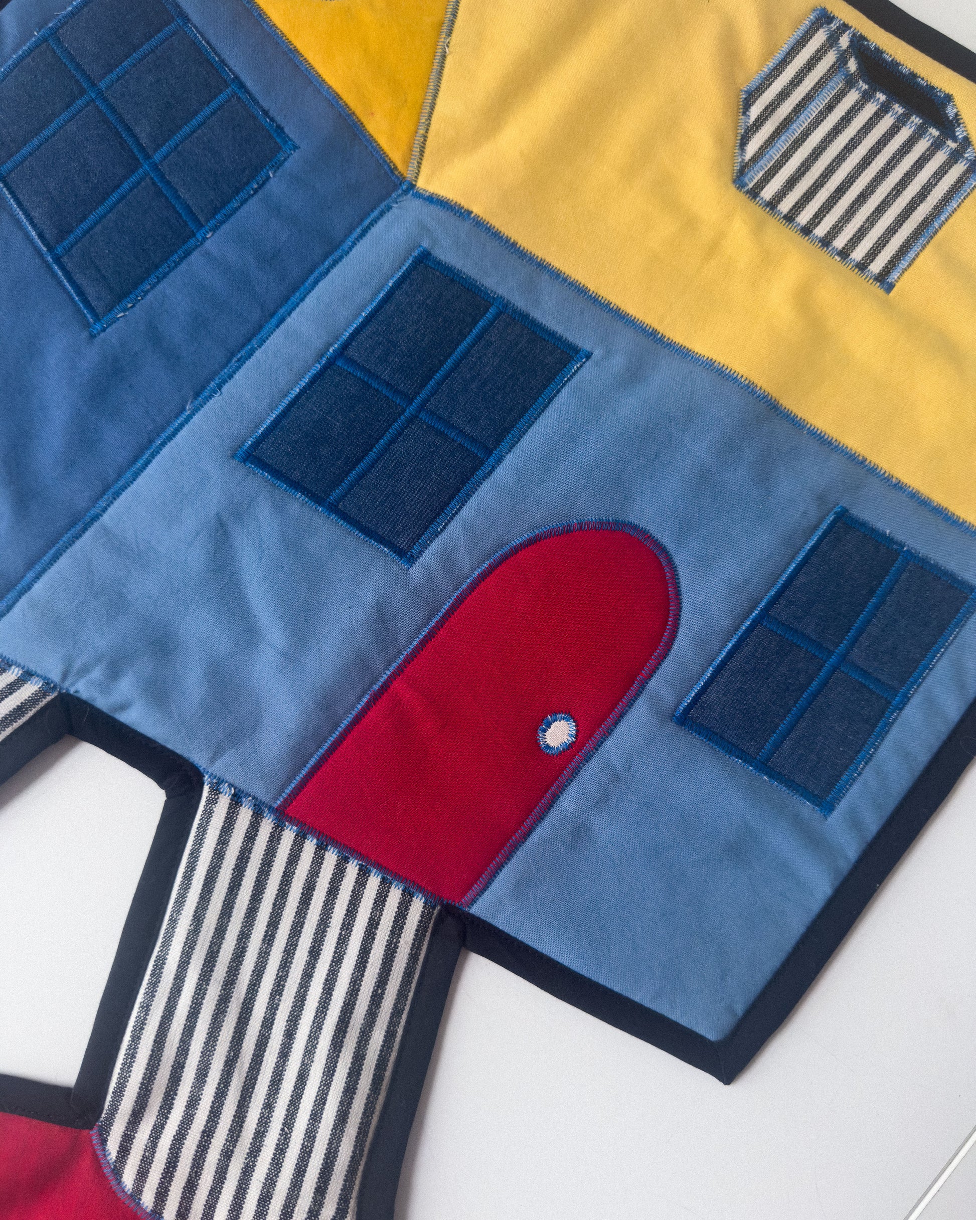 walking house wall quilt