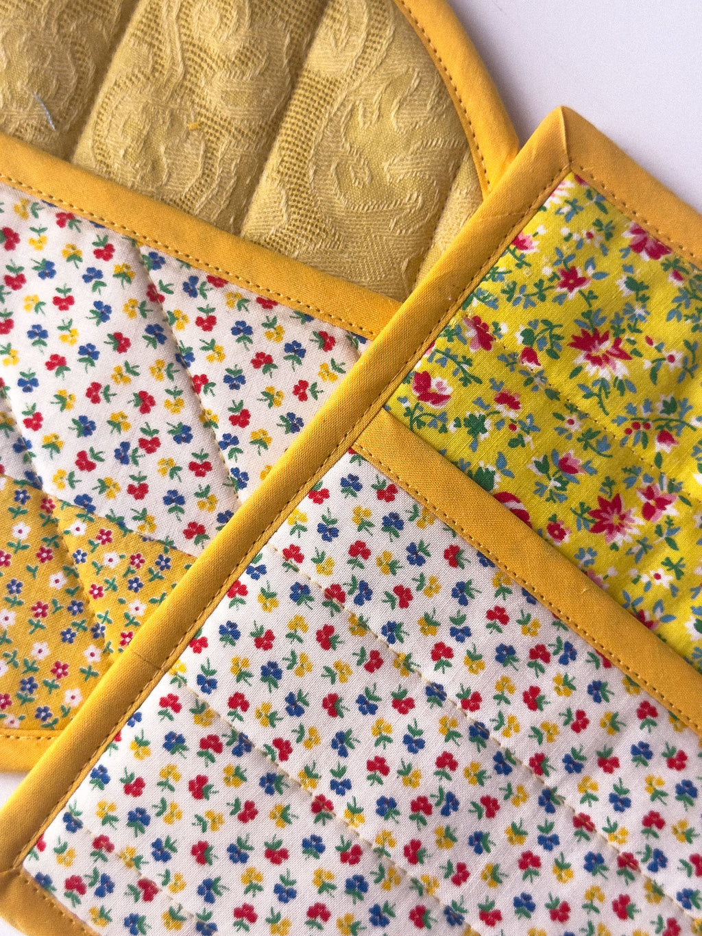 vintage yellows pot holder set