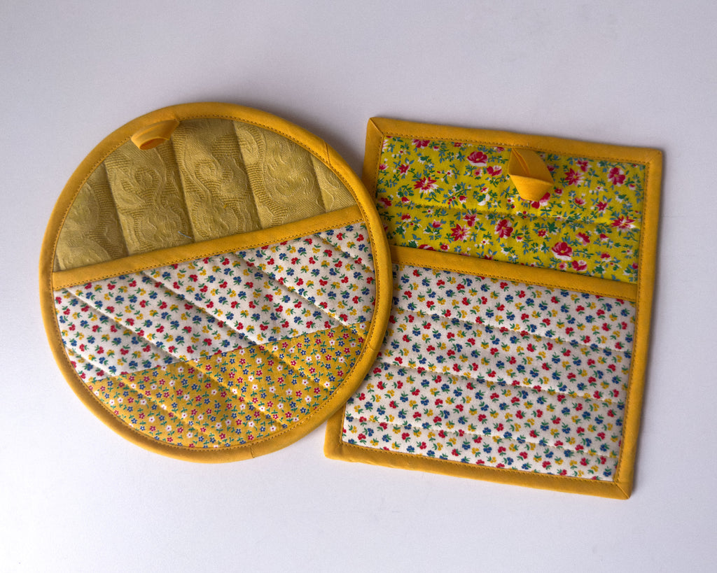 vintage yellows pot holder set