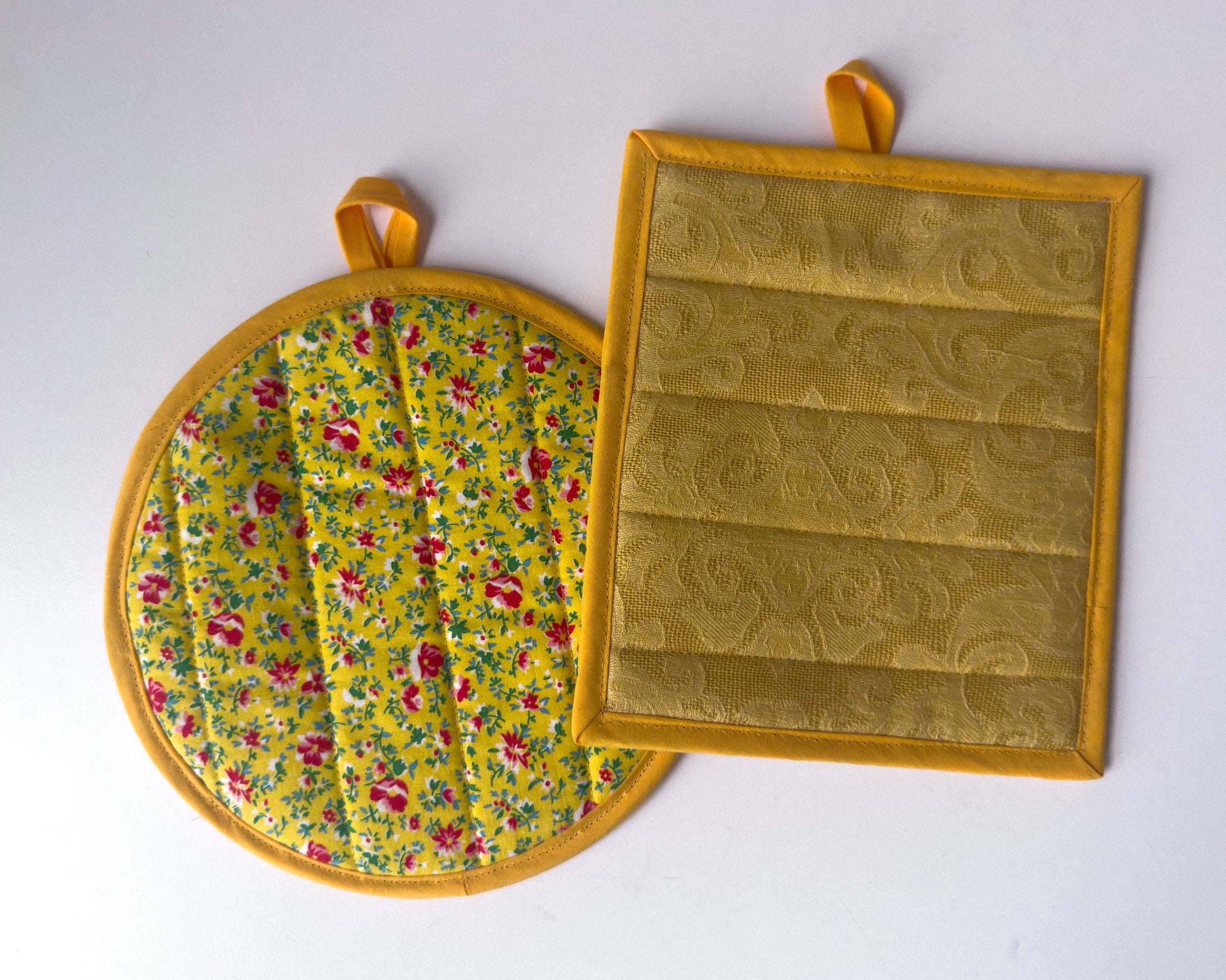 vintage yellows pot holder set