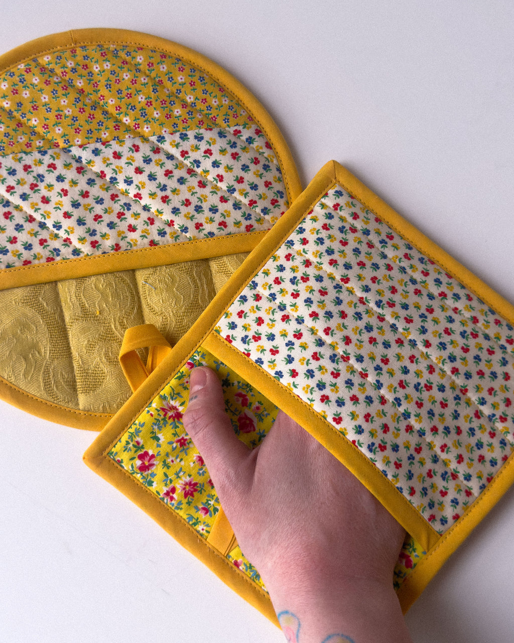 vintage yellows pot holder set