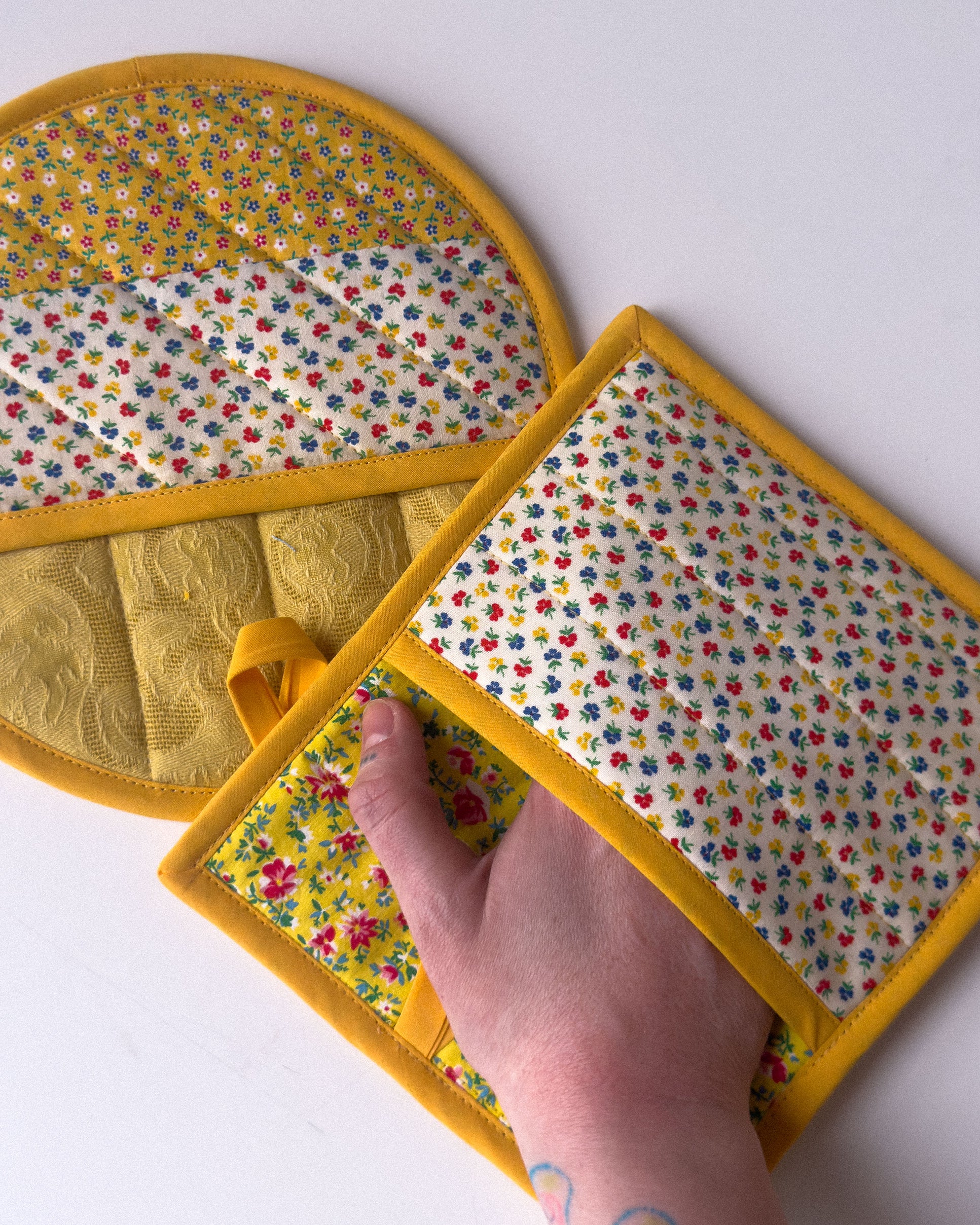 vintage yellows pot holder set