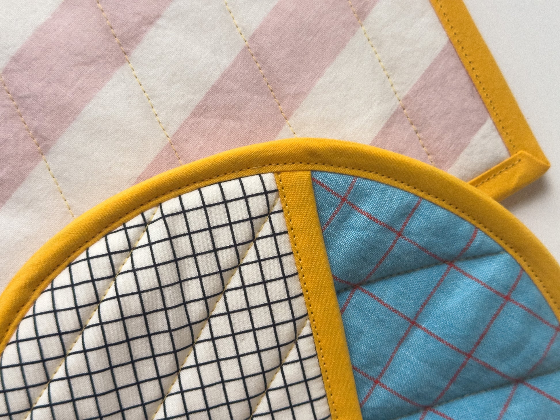 geometric pot holder set