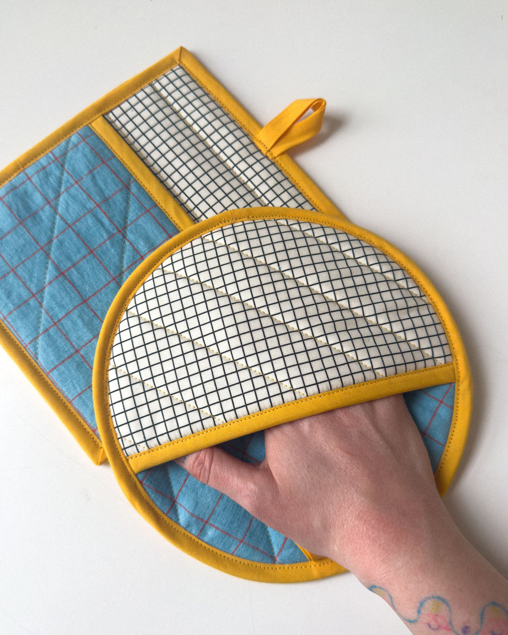 geometric pot holder set