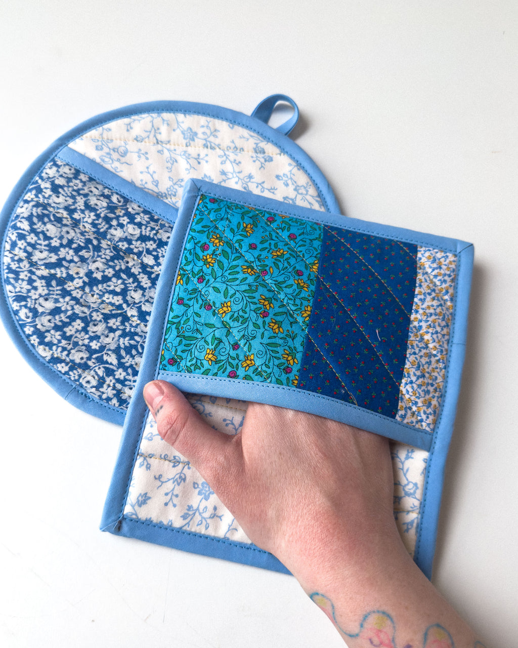 blue florals pot holder set