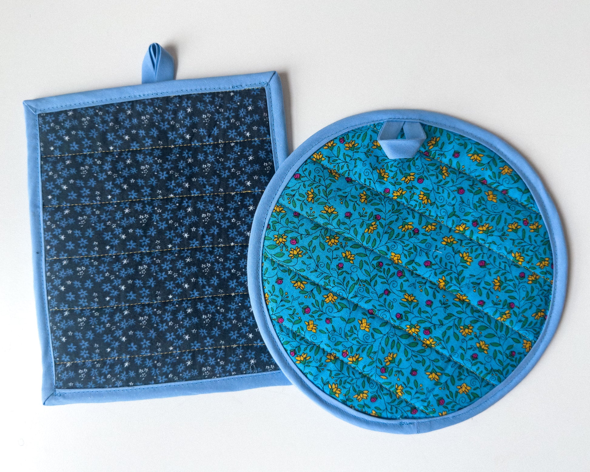 blue florals pot holder set