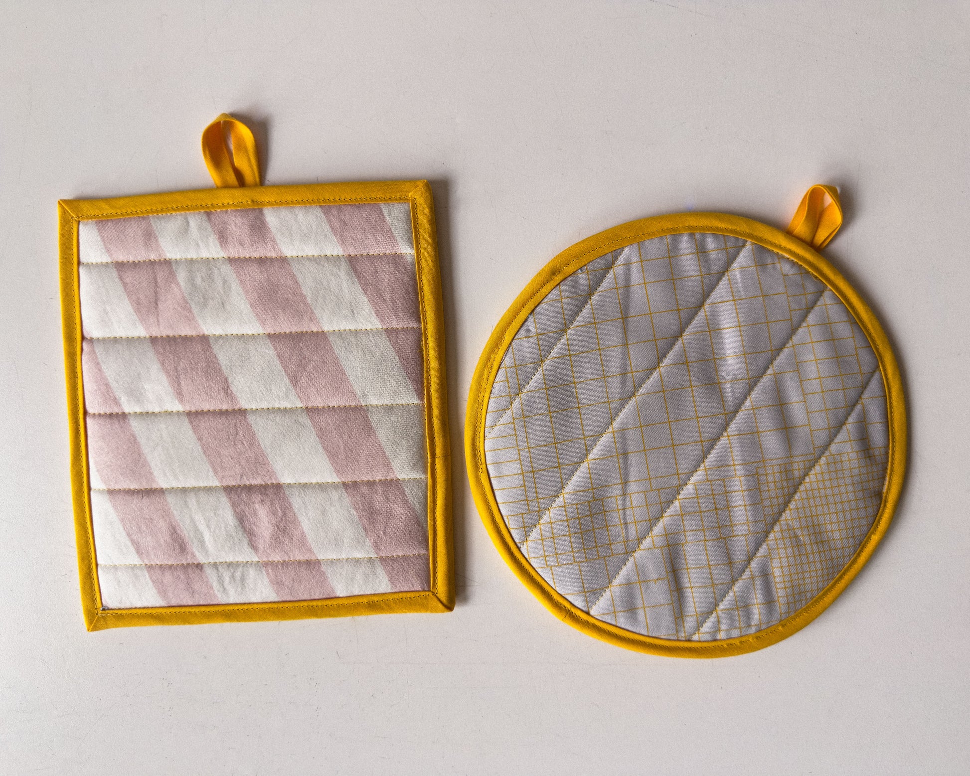 geometric pot holder set